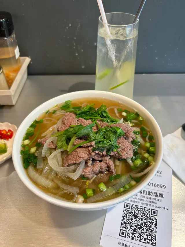 本來打算食其他的湯粉，唯隔離舖停電，就一試這越南菜，有驚喜

湯底濃，而且粉量多，牛肉新鮮，食到一半已覺得超級飽了

店員服務也很好好，所以值得推介