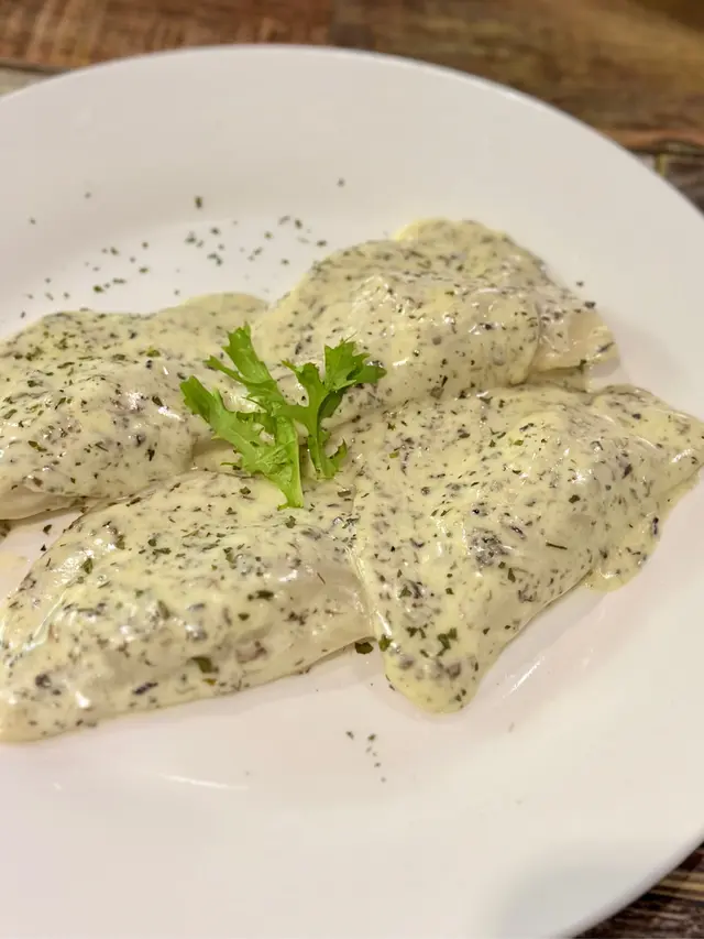 蟹肉雲吞配黑松露忌廉汁