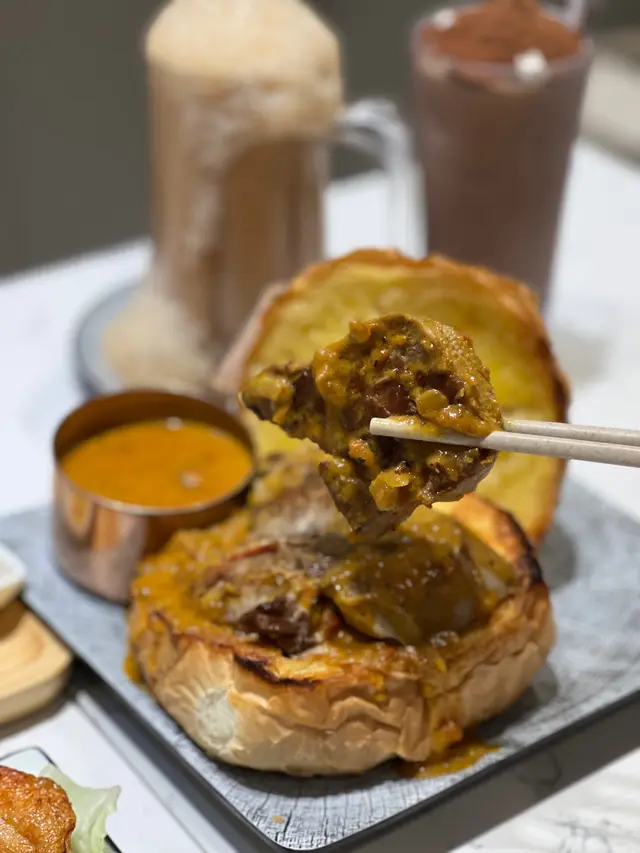 焗咖哩農夫包(大) 配 咖哩牛脷