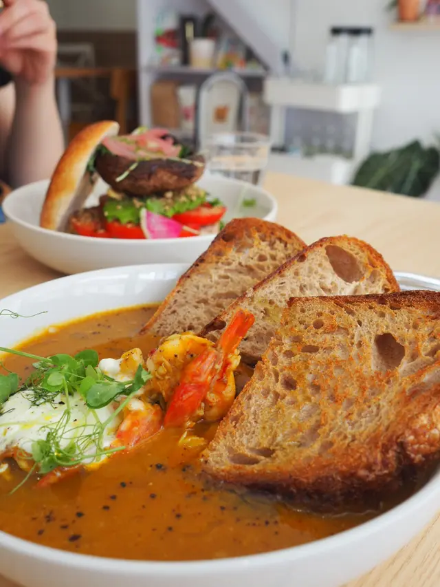 南瓜海鮮濃湯配香烤酸種麵包