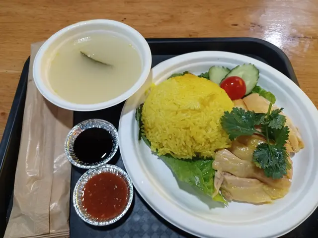 今日晚餐去咗西九龍中心上層個food court。食泰國菜。個泰式海南雞飯加椰子冰特飲$50。點咗要油飯。十分鐘先有得食。個賣相好正。油飯甘香入口。混入去骨白切雞。加入醬汁。好滋味。杯椰子冰好冰凍好重椰子味。個人誠意推介。