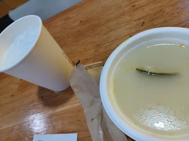 油飯甘香入口。混入去骨白切雞。加入醬汁。好滋味。杯椰子冰好冰凍好重椰子味。個人誠意推介。