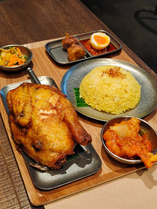 黃薑雜錦飯(印尼炸雞,酸辣蝦,薯仔牛肉餅 )