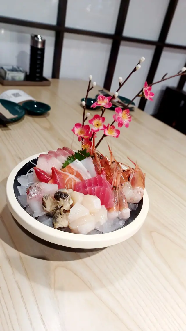 吞拿魚、帶子、三文魚、油甘魚、赤蝦、甜蝦、赤貝...刺身厚厚,冰凍新鮮,難得有赤貝,赤蝦和北寄貝。