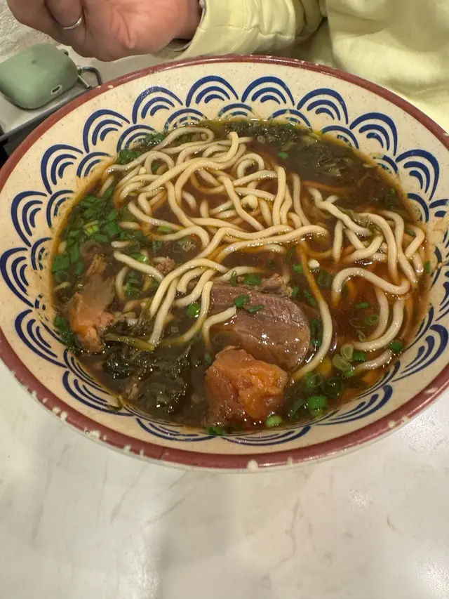 湯底濃郁唔油膩 鐘意食辣仲可以加麻辣醬🤫
牛肉份量算多 入味唔會柴
