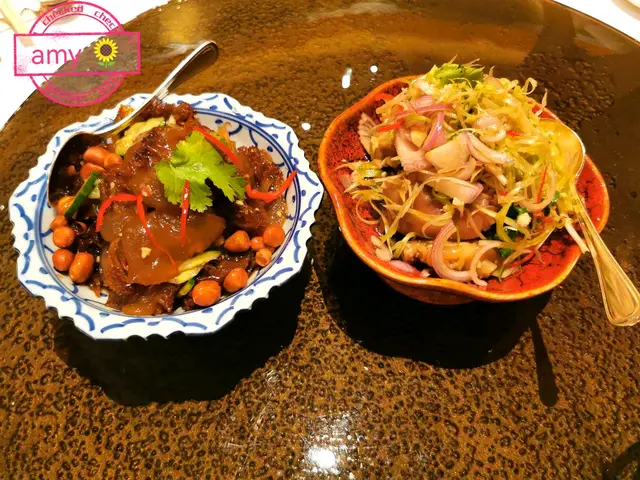 頭盆招牌菜必食，陳醋海蜇頭非常爽脆，陳醋汁開胃至極，又不過酸。
沙薑豬腳仔，鋪滿薑蔥， 沙薑味不足夠，帶點酒香豬腳仔夠淋。