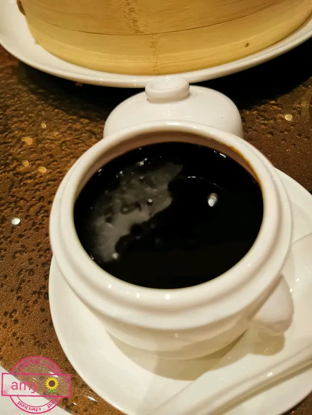 打開蓋後，飄出龜苓膏藥材味，好甘的感覺。