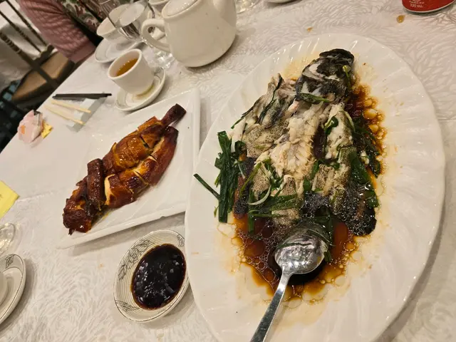 清蒸金花尾龍躉， 一品蒜花脆皮雞