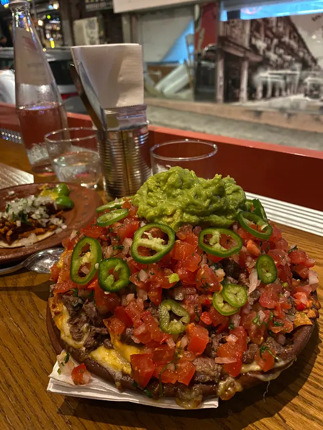 Nachos ( mixed cheese, fresh jalapeños, pico de gallo, guacamole) 