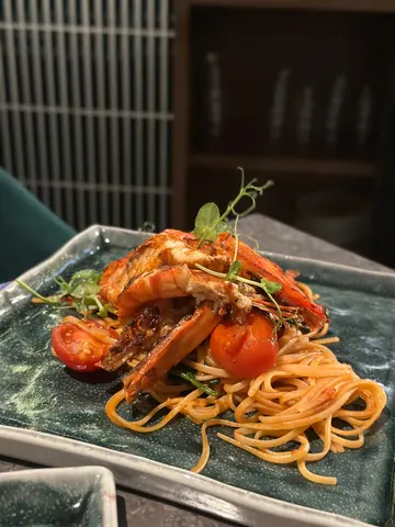 烧老虎大虾扒及意式蕃茄酱配扁意粉配BB菠菜