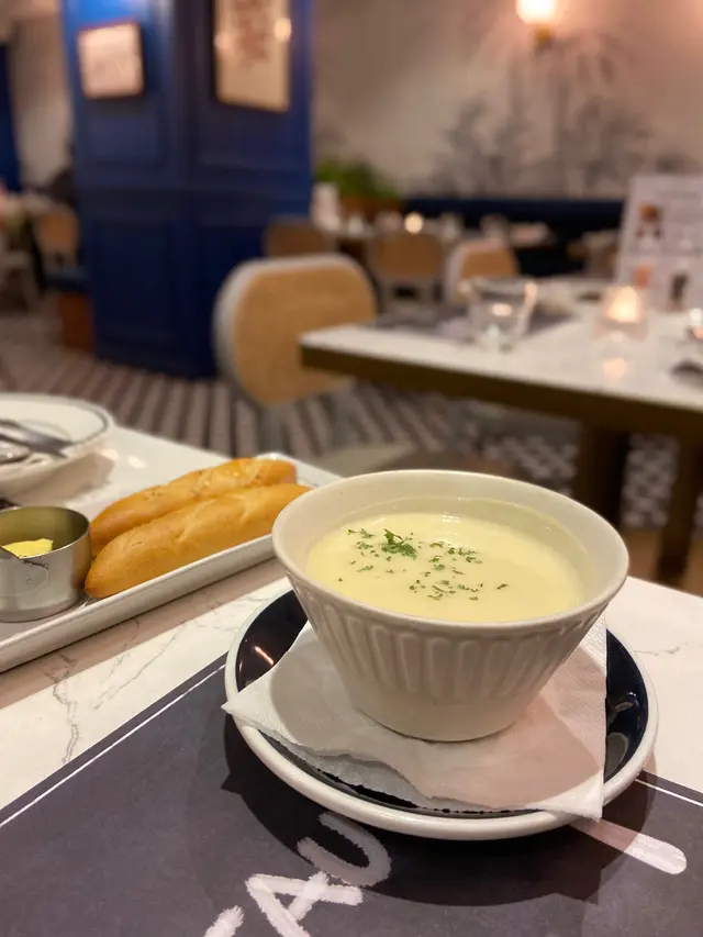 薯仔忌廉湯 +餐包