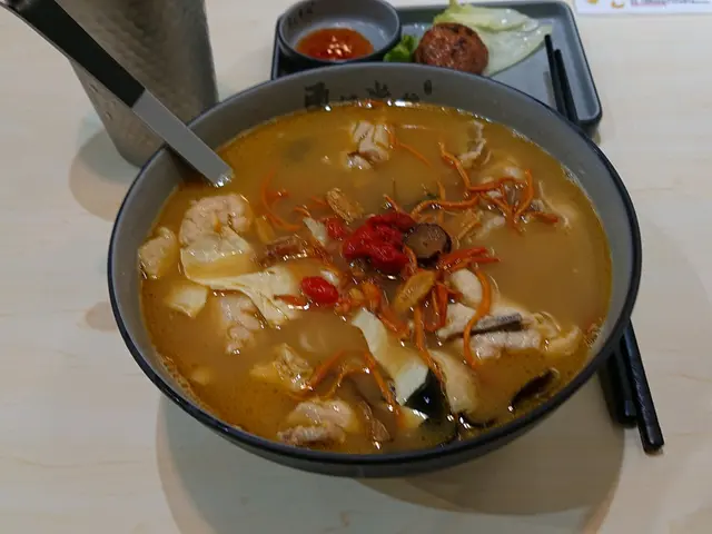 黄酒藥饍雞米線