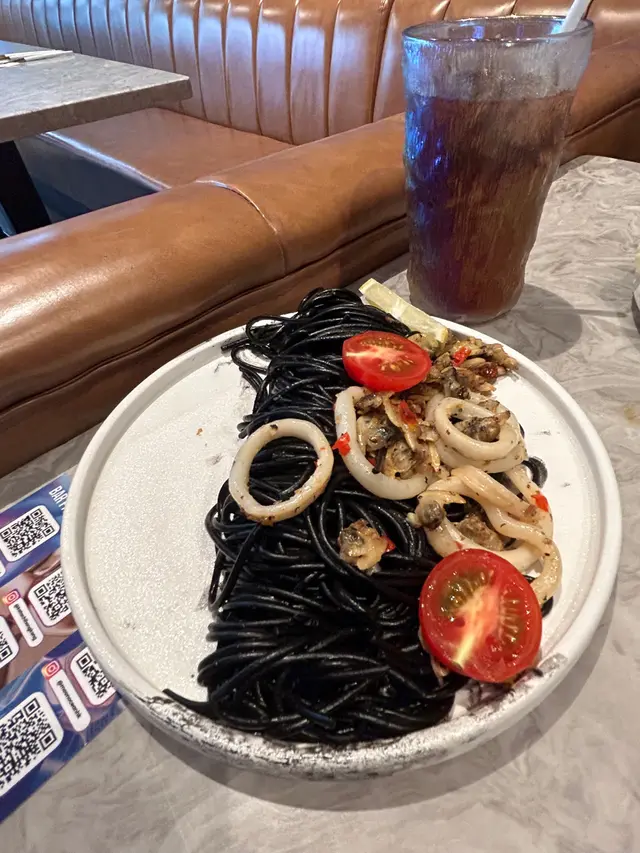 香蒜蜆肉魷魚墨汁麵
