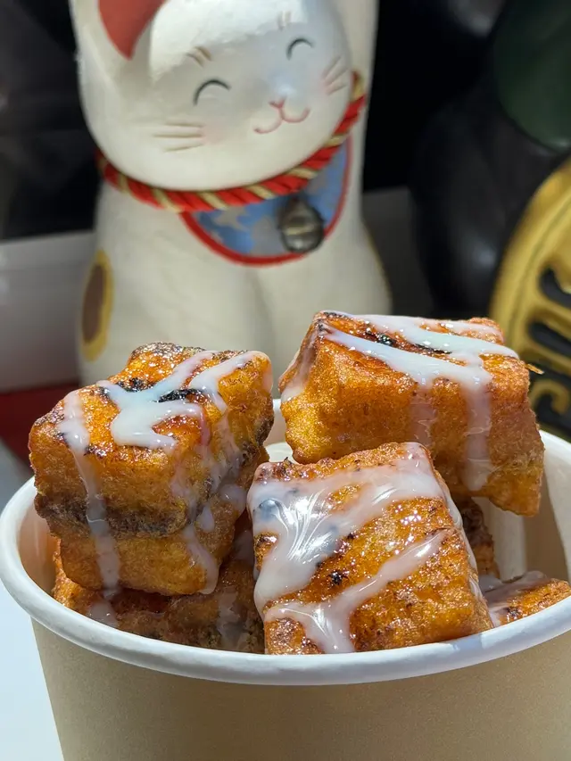 最近好像都很愛出粒粒西多士 這份也不例外
但這份更強的是店家更是一粒粒的灑上糖 再逐顆燒到微脆
而且他們的調味料還真的給得十足 內面滿滿的花生醬、NUTELLA 
外面還繞滿煉乳 整份不但口感豐富 所出來的甜感還非常具層次💖
像是把傳統的西多士 再多給了份趣味 甜控西多士控快來吃吧