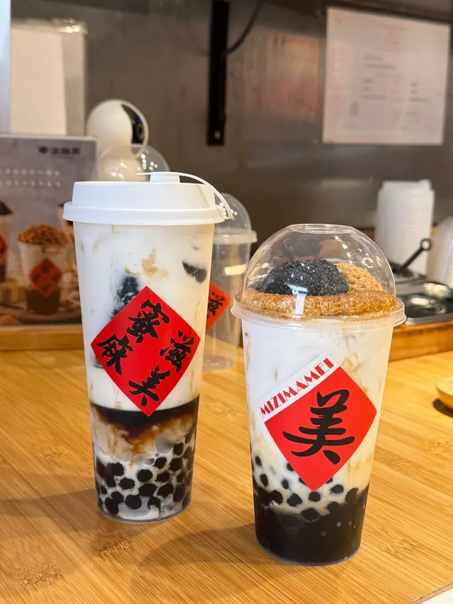 ✨綜合嫩仙草烤奶（大） $38
小孩子才做選擇 哈哈哈😆想不到喝啥 直接點這份 就對了
𥚃面有仙草、粉圓、紅豆🫘、燕麥、花生🥜 
大家點正常糖就可了 他們糖度調得剛好～還有大半杯的料
喝光奶 料還剩一堆 而且每個料都真的好好咬👍

✨花芝黑糖珍珠鮮奶 $36
這杯我們點正常糖 這黑糖才對味～～
他們花生🥜碎和黑芝麻碎一大球 香香的 而且不是粉狀
到底還是可以有些碎碎咬 珍珠煮得洽好 微Q彈 好吃😋