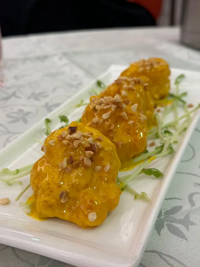 雖說只有四件蝦🦐 可是真的不要小看 每顆都超大一隻 偏爽Q彈
吃時還帶點黃芥末感 中間的炸皮裹了一層醬但還保留微酥感