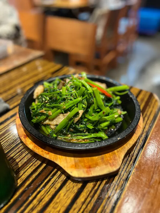 鐵板豬頸肉馬拉盞通菜