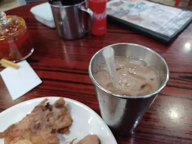 行開去尖沙咀海防道。點咗個豬扒包。加埋杯凍朱，都係$71。個豬扒好美味。加埋醬汁，滋味無窮。我個人試為個豬扒包好食過澳門茶記。夏天飲凍朱，好正。消暑解渴。