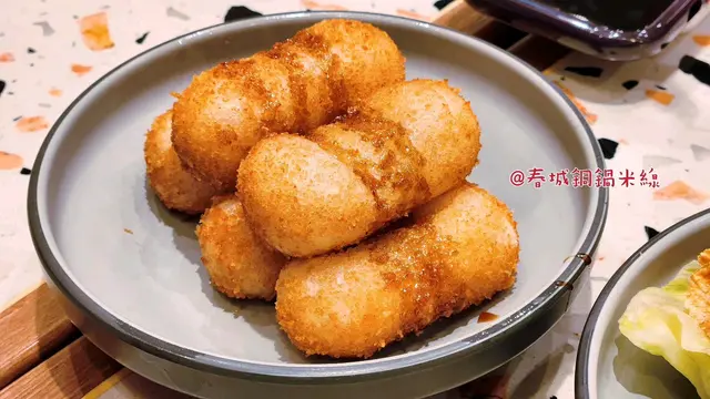 最後吃甜品,好少見米線店還有甜品,吃完米線後,大家吃紅糖糍粑,這個糍粑香甜軟軟,咬一下裡面有紅糖,外醬有焦糖味,我就喜歡這個爆漿紅糖糍粑真是好吃..