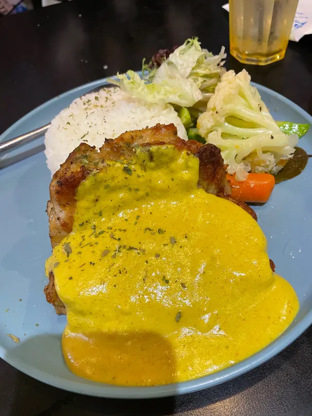 招牌椰香咖哩香草雞扒配飯