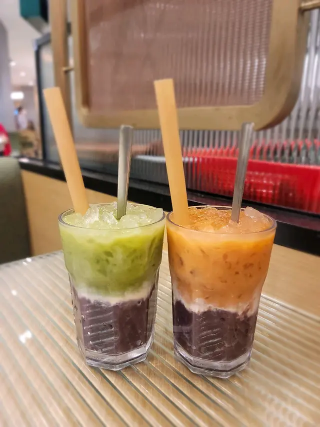 抹茶紅豆冰 $15、奶茶紅豆冰 $15 