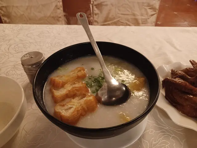 滑雞粥可供二人食量。一大碗可分四至五小碗。粥底好綿但入口香滑。雞肉鮮甜可口。