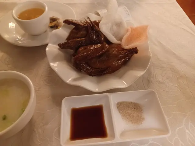 紅燒乳鴿好鮮嫩。入口即溶。美味可口。因為採用秘製醬汁。好耐無食,水準無變。