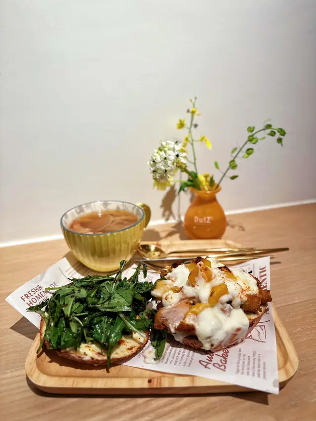 Japanese-Style Fried Chicken with Mango Bagel Sandwich