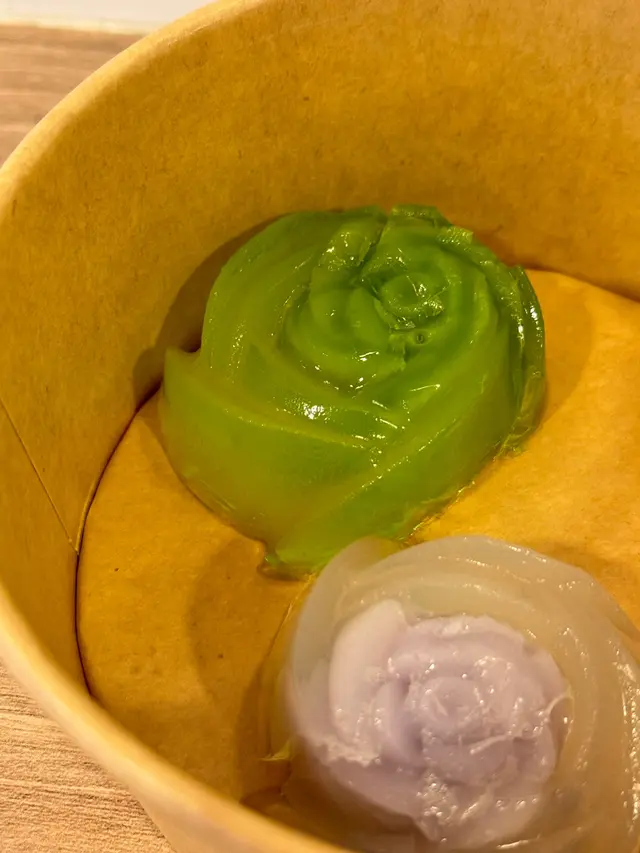 店員說是泰國🇹🇭潑水節時才有的甜品 玫瑰🌹花形狀 中間粉粉偏紮 旁邊的像水晶
甜甜 更散發著玫瑰🌹香 不知道這份在泰國🇹🇭叫什麼呢？
