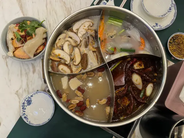 這四格鍋好吃😋又抵食～每格的海都非常濃郁 湯料也不少
四川麻辣鍋 鴨血、凍豆腐 都吸滿炒過的花椒八角味 
藥膳花雕花膠醉雞鍋 這份超強 直接附上一份花雕花膠醉雞 酒味香濃 這湯煮到後面還帶份甜感 好喝又暖身～
黑松露野菌鍋 不愛菇的朋朋們要避開這份！！太香濃了 而每份火鍋料下去 都會被沾好沾滿上來～
蕃茄濃湯海鮮鍋 喝起來這份最清 但料還不少 又有蝦又有青口 大大蕃茄和薯仔 所有的火鍋料 都好適合用這湯煮（特別是響鈴😆