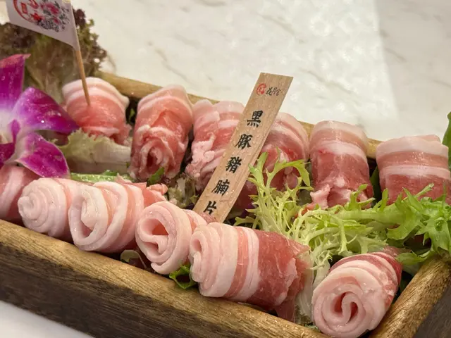 好可愛💗卷得小小一顆 拉開後長度還不小呢～
脂肪和瘦肉比例相約 吃時還帶點豬肉油香