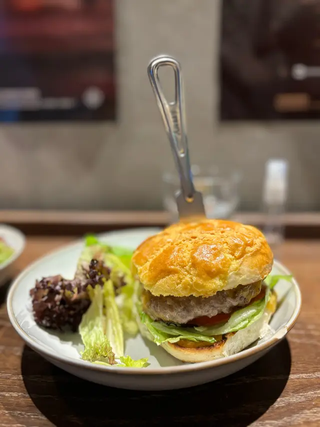 經典手打羊肉漢堡 (轉菠蘿包)