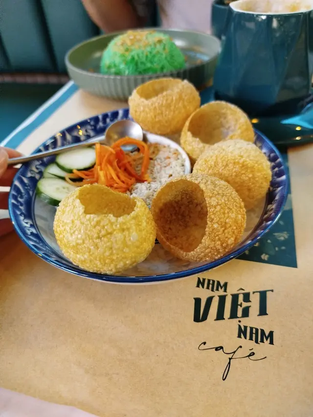 
把蟹肉沙律、青瓜、蘿蔔絲放進球裏面，拍起來就是高級😍
#香港美食 #fusioncuisine 