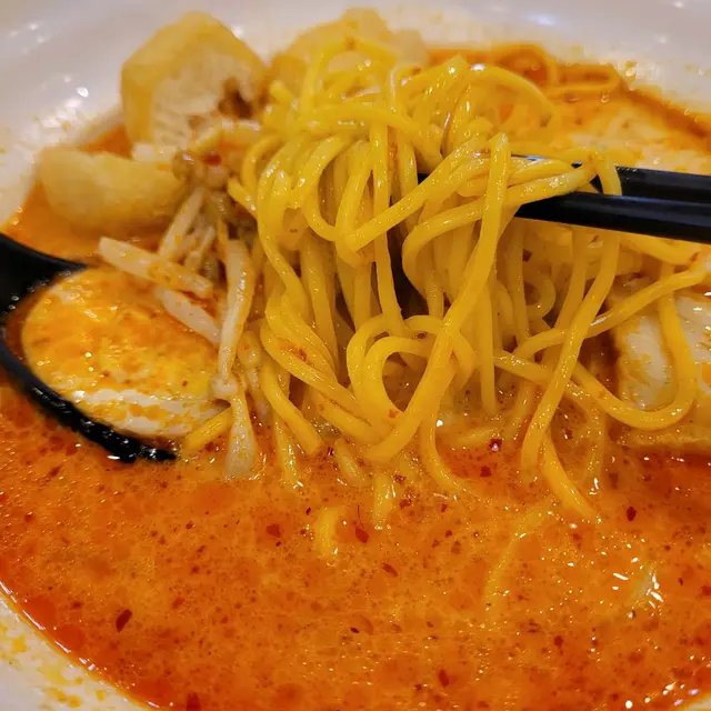 暢和號招牌海南雞配喇沙湯麵