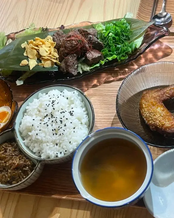 和風煎牛仔粒配牛汁金菇飯