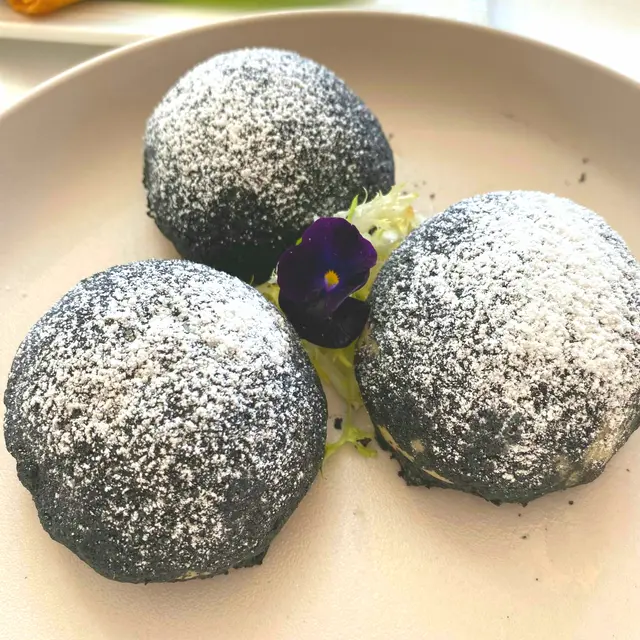 竹炭叉燒餐包 - $62
