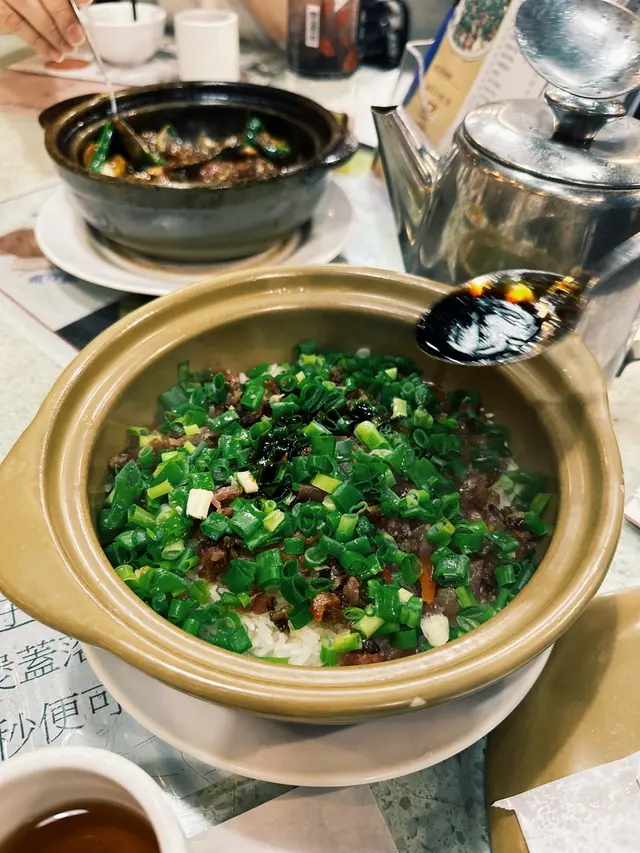 飯焦嘅口感脆卜卜 食落味道酸酸甜甜 咬口十足 一打開飯蓋就嗅到臘味嘅香味 黃金30秒確實令到呢個飯更加完美