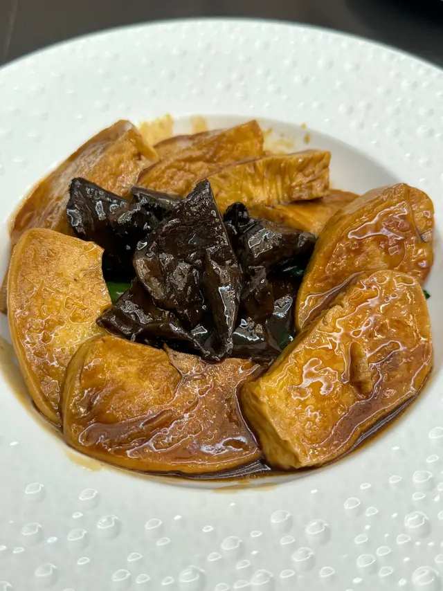 黑虎掌菌是一種著名的菌之一 同行的阿姨、媽媽👩更邊吃邊大談 這菌
要在哪在哪才能買到 而且亦聊著到到怎麼才能煮得好吃😋（希望這份能給他們一點啟發😂
相對前菜旳雞樅菌和羊肚耳 黑虎掌菌更厚身點 菌的味道也更濃醇 
紅燒豆腐 金黃色部分薄身 又貼在嫩滑的豆腐上～～兩者就像凹凸互補
黑虎掌菌濃身 豆腐清新 讓大大一塊的幾份豆腐 吃下去亦不膩 