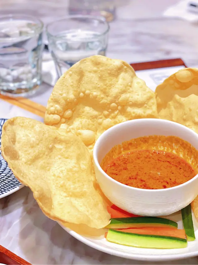香脆薄餅（4件）配咖喱汁及蔬菜條