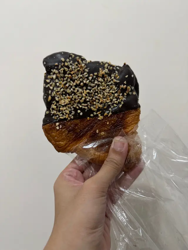 終於試到了！！！一直在網上看到大家拿著🫴吃
而且台灣7-11也能買到了 還不買一片試試 朱古力🍫扁牛角 分開了上下 
上半沾滿朱古力🍫偏甜 單吃扁牛角包🥐反而有種微鹹
PS 大家可以把朱古力🍫部分先吃光～再把扁牛角包🥐放烤熱～千層又脆 好吃👍