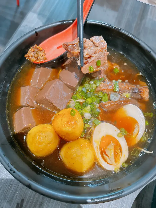 幼麵、豬紅、滷水溏心蛋、咖哩魚蛋、秘製牛腩