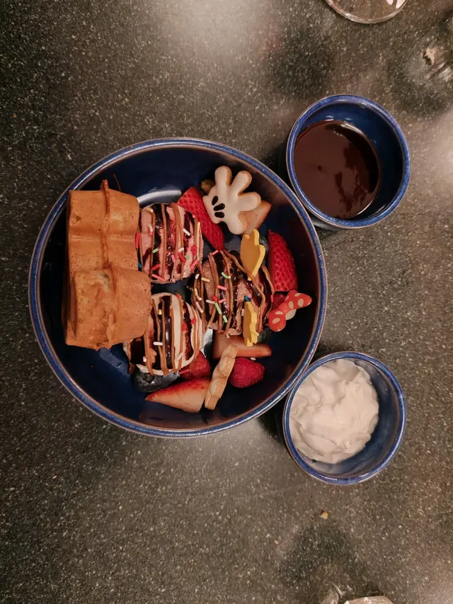 #foodie #FoodieLife #FoodieLife #Disneyland #diseylandfood #大街餐廳 #迪士尼 絲滑的質地和濃郁的雲呢拿雪糕香氣，每一口都讓你愛不釋手