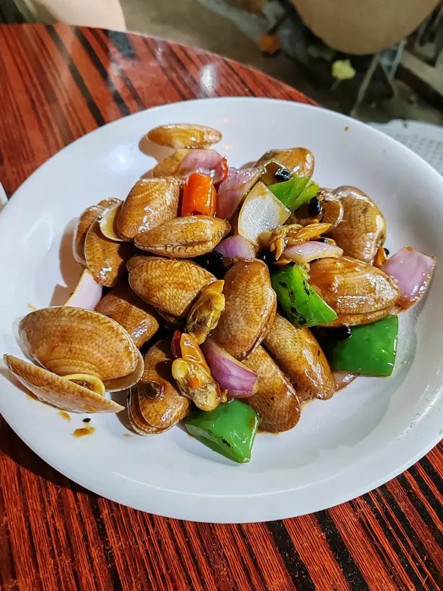 #foodie #FoodieLife #FoodieLife #香港美食 #大排檔 #乳鴿 #椒鹽鮑魚 #豉椒炒蜆 #椒鹽鮮魷 #蒜蓉扇貝