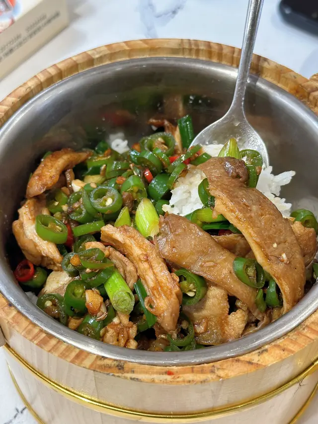 肥肠拆骨肉木桶饭