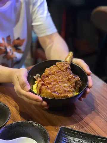 吉列厚切猪鞍滑蛋丼饭