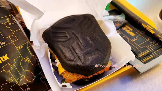 我點餐，真是好特別變形金剛樣子的黑色麵包，試試咬一口，熱辣辣好配埋沙律醬，這鱈魚咬得好軟又好味！