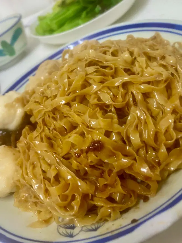 墨魚丸蠔油炆冬菇撈粗麵加腩汁