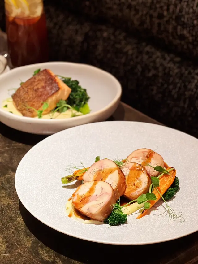 香煎法式雞卷配西蘭花苗及薯蓉