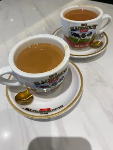 茶走几好饮💕 鸳鸯就咖啡味重啲，盖晒奶茶味😭