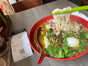 酸辣炸酱拉面配萝卜猪润 少面多芫荽多葱少咸BB辣